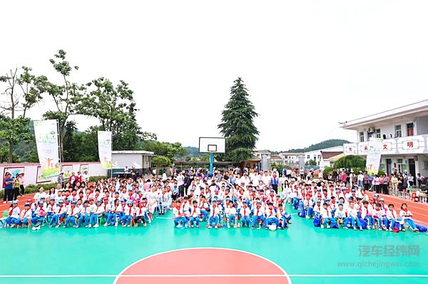 江汽集团“牵手·瑞风行动”公益活动走进岳西县古坊乡