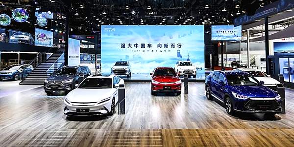 大放异彩 比亚迪汉全新配色展车惊艳上海车展