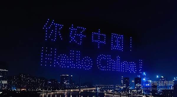 大众汽车品牌庆祝全新标识中国首发 盛大无人机表演闪耀广州塔