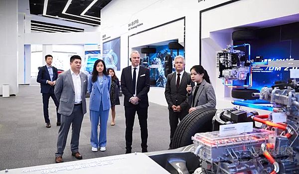 欧足联代表参观比亚迪展厅