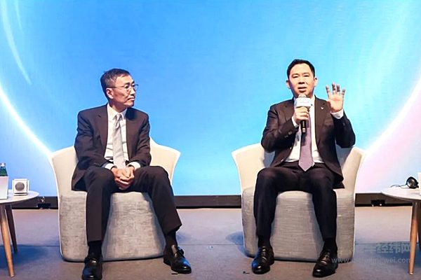 哪吒汽车创始人、董事长方运舟发表讲话( 右一 )