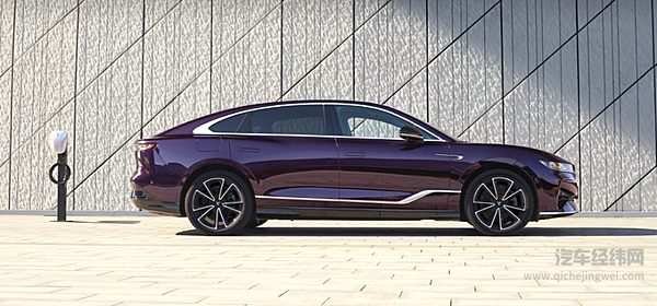 岚图首款电混轿车上市 综合续航1260km！