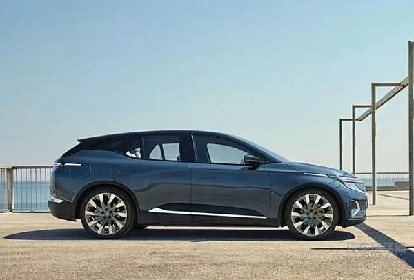 拜腾首款量产车M-Byte亮相 48英寸大屏吸睛！ 