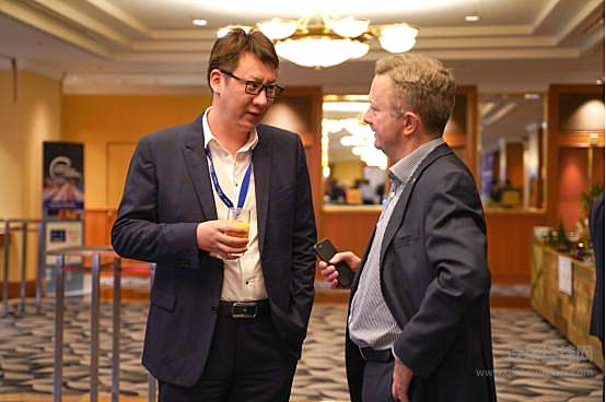 大乘汽车集团董事长吴潇向外国专家介绍大乘汽车智慧工厂