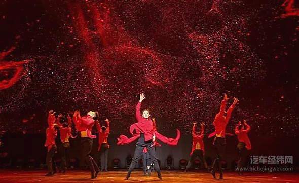 王亚彬舞动新红旗礼赞新时代