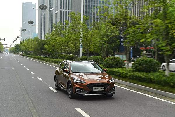 大家都在关注单车自动驾驶时 福特却在关注C-V2X