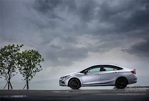 冲着年轻人来的雪佛兰Redline气场两米八！