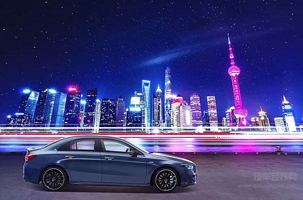 “全擎时代 星电共耀”梅赛德斯-奔驰携全新EQC纯电SUV夺目亮相上海国际车展