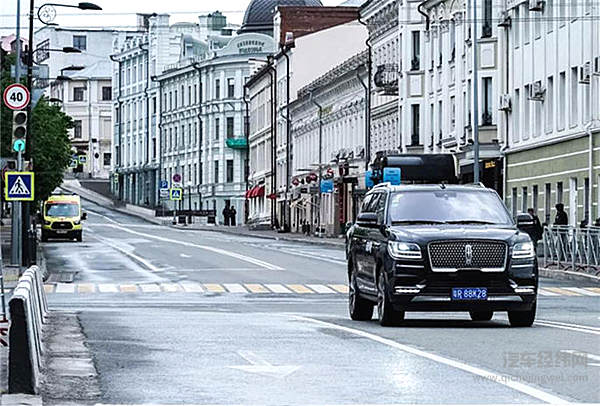 在这开车会惭愧？最霸气SUV遇见20年前的自己！