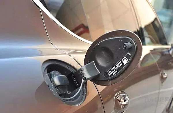 汽车油箱盖竟然能保命 关键时刻派上大用场