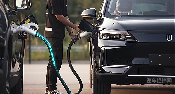 闪充闪放一体化 创维800V超充车型在南京展现完全体形态