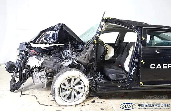 帕萨特25%偏置碰撞后的实际情况