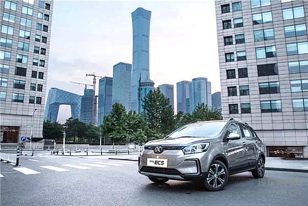 不怕“火”的新能源 北汽EC5续航400公里9.99万起售！