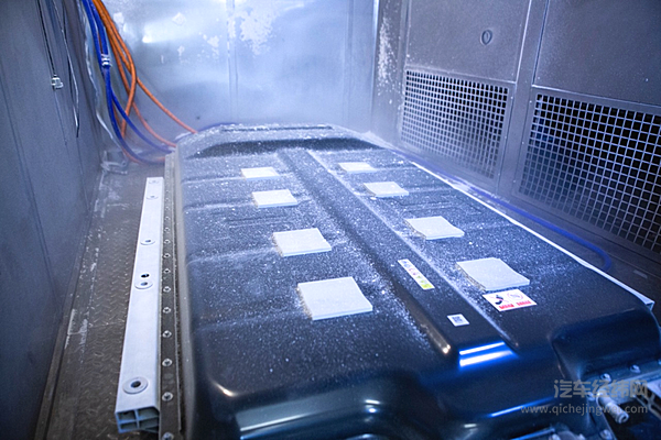 东风纯电SUV雷霆 成功完成国内首次公开烈火穿行挑战