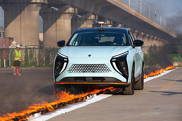 东风纯电SUV雷霆 成功完成国内首次公开烈火穿行挑战