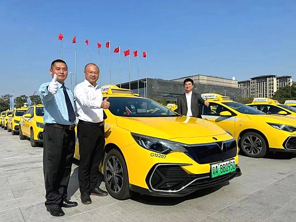 东风汽车大批量签约交付 这款换电出租车666