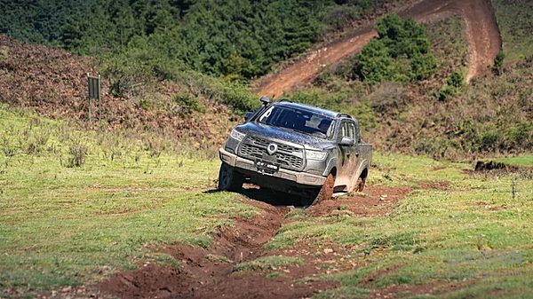 2.4T长城炮第10000台交车西南驾控体验营燃擎启动