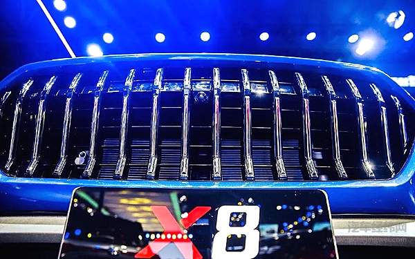 悬挂思皓车标 江淮中大型SUV X8成都车展首发！