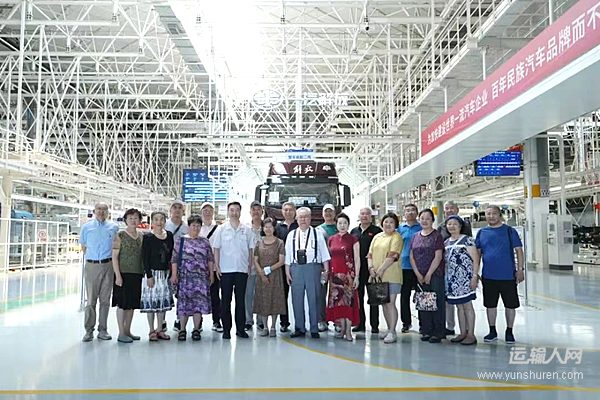 一汽老員工來到一汽解放憶崢嶸、看現(xiàn)在、話未來