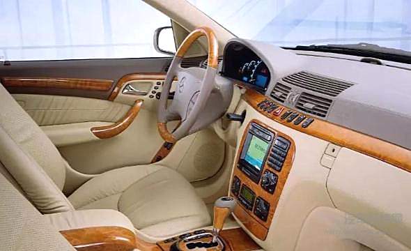 汽车中控屏进化史：从边缘走向核心