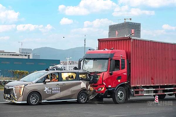 传祺M8宗师“金钟罩”护体 成功挑战货车“前后夹击”连环碰撞