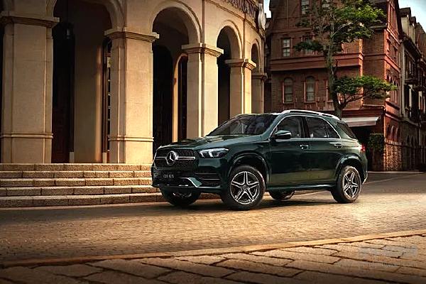 2022款奔驰GLE与宝马X5接连登场 再次上演贴身肉搏战