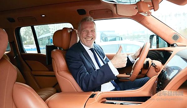 欧足联代表试驾比亚迪旗舰车型