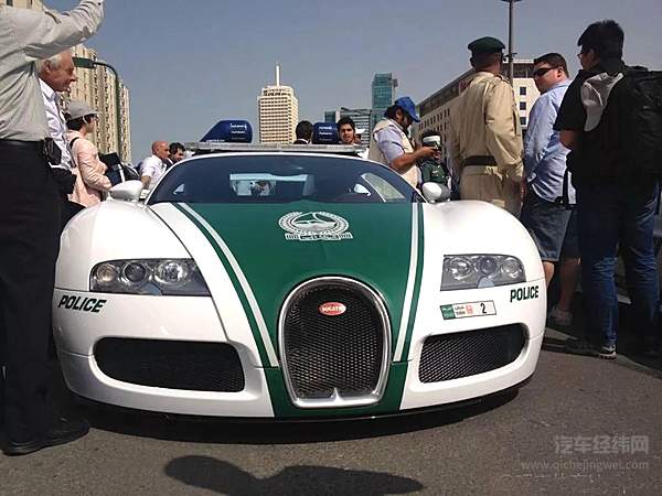 这个魔幻的地方 不开豪车就追不上那些开豪车的罪犯