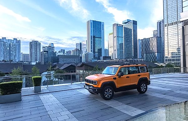 北京汽车连续10年荣耀护航全国两会