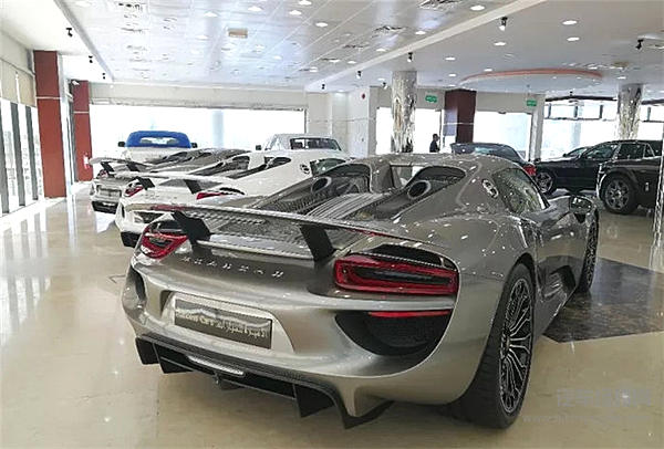 实拍中东最牛豪车店，布加迪卖1600万，法拉利都不想看了