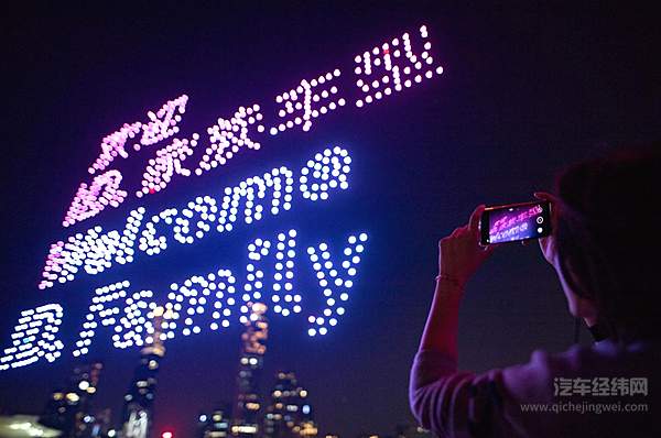 大众汽车品牌庆祝全新标识中国首发 盛大无人机表演闪耀广州塔