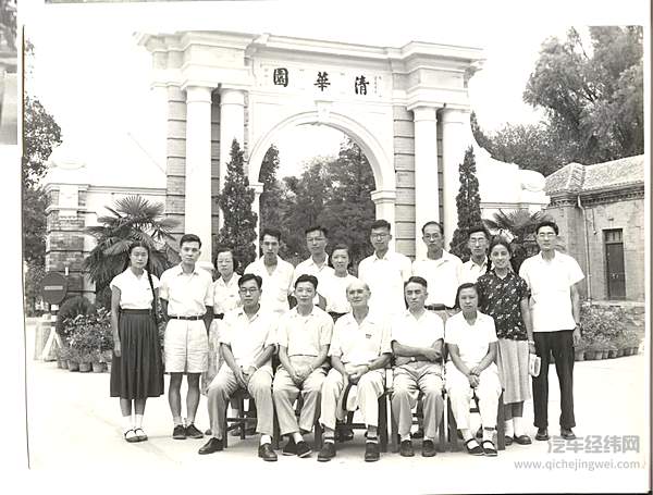 20世纪50年代奥尔德日赫.梅杜纳（Oldřich Meduna）教授与中国学生的合影