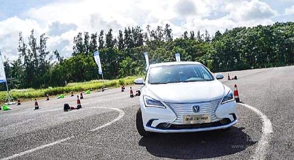 禁售燃油车的脚步越来越近 中外车企加速布局新能源！