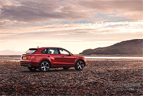 超豪华SUV演绎运动风 宾利添越V8版定义新奢华