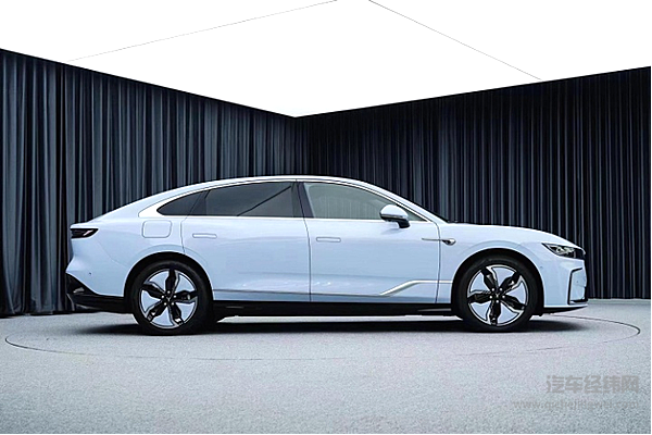 国产品牌玩转高端轿车市场 三款车型谁更胜一筹？