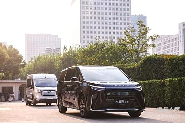 上汽大通“智慧旗艦輕客”新途V90、“超預(yù)期豪華混動(dòng)MPV”大家9超混成為第八屆進(jìn)博會(huì)政要接待用車