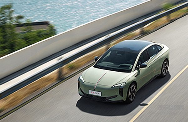 红旗EH7荣耀版上市 与小米SU7相比谁更强？