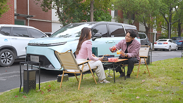 上汽大通MAXUS MIFA 9 V2L外放电功能 创造露营生活无限可能