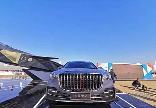 新红旗HS7与歼20同台 满满的CP感！