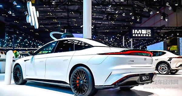 “7”系对决 40多万预算 选智己L7还是蔚来ET7？