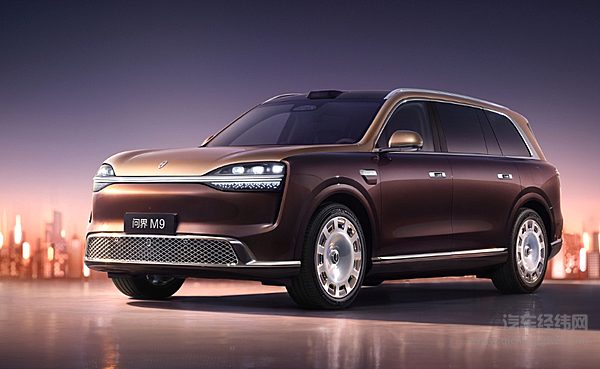 全新一代问界M9实车点亮效果首发 星际蓝灯 + 智慧投影成亮点