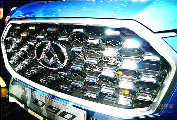 上汽大通D90 SUV上市 不仅“换个活法”还换了“玩法”