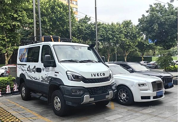 全时四驱三把锁 依维柯欧霸·山海让317国道变成越野训练场