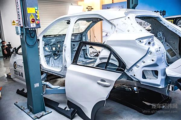 哪吒U Pro拆解后白车身展示