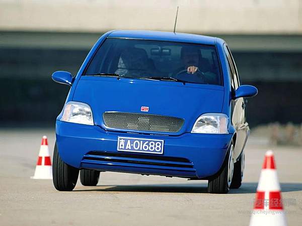 奔驰FCC，相比保时捷工程只是拿出一辆概念车，奔驰对这车是很认真的