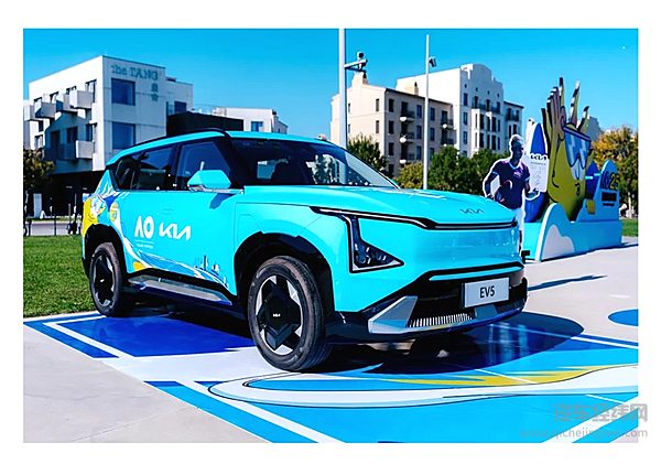 起亚EV5领衔明星车队品质护航 2025盐城马拉松激情开跑