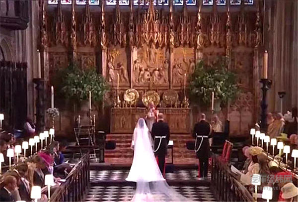 哈里王子大婚，英女王将劳斯莱斯让给孙媳！自己坐宾利