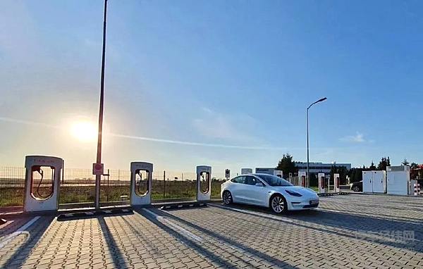 充电与换电之争 特斯拉与蔚来谁将独领风骚？