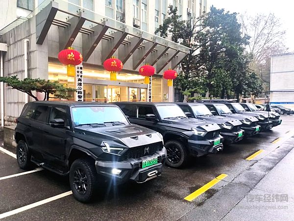 暴雪来袭 东风汽车猛士917火速驰援湖北公安交警