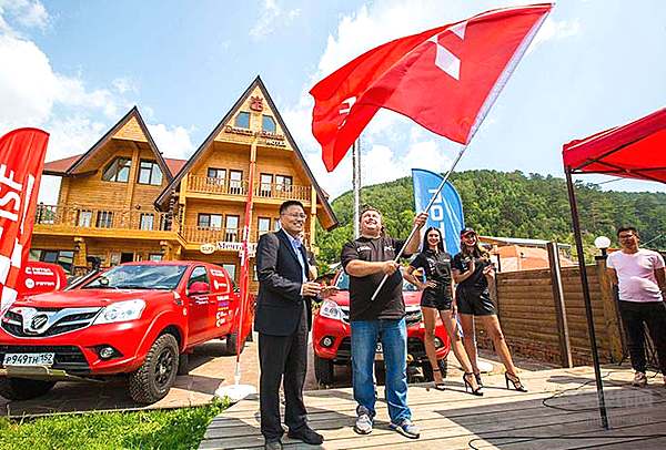 福田康明斯副总经理胡建华为ISF车队授旗